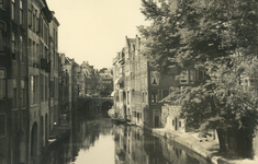 404821 Gezicht op de Oudegracht te Utrecht, vanaf de Gaardbrug, met links de achterzijdes van de huizen aan de ...